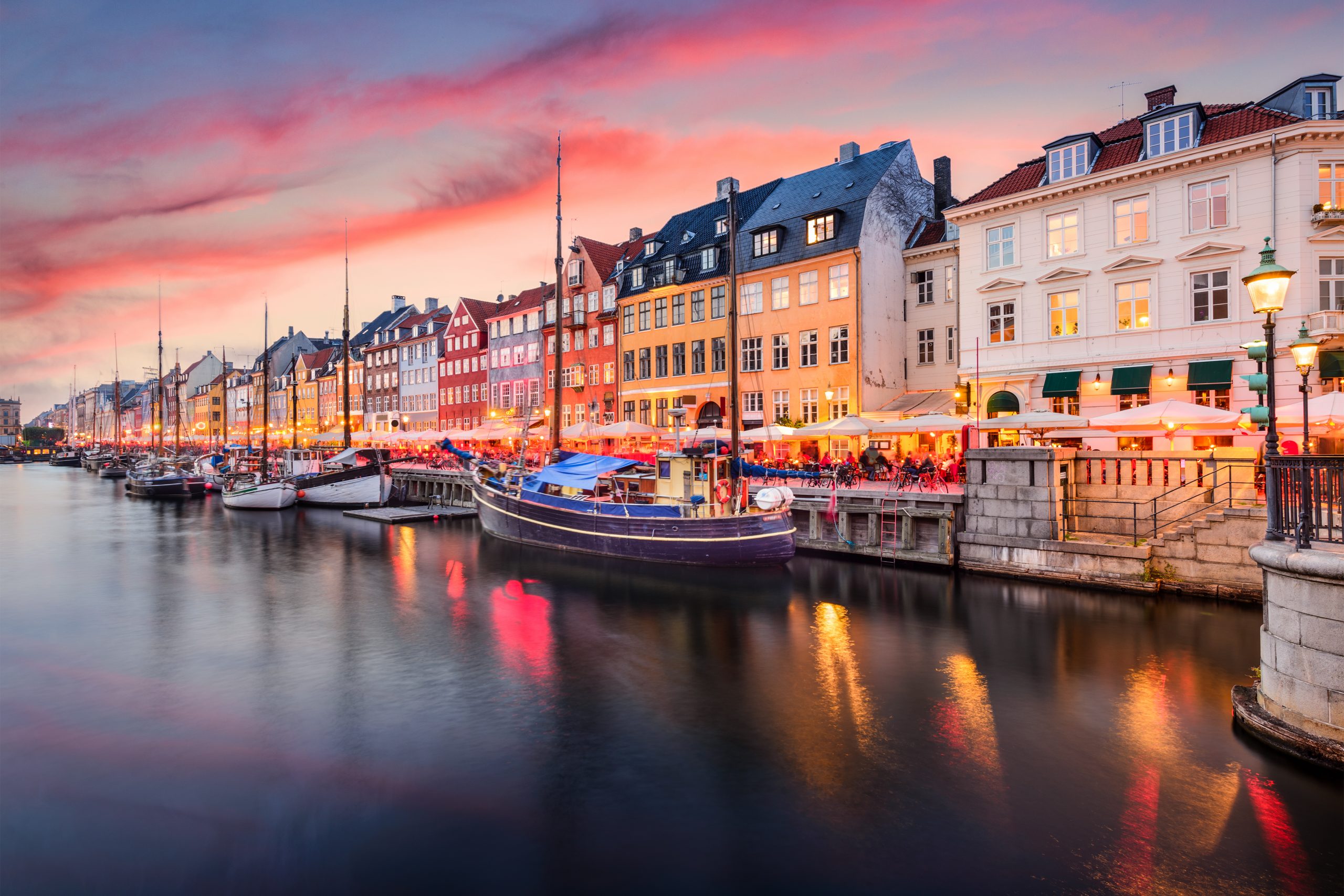 Nyhavns farverige bygninger langs kanalen i København