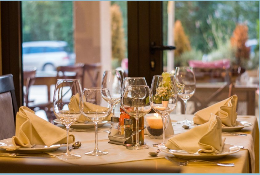 Dækket bord i hotelrestaurant